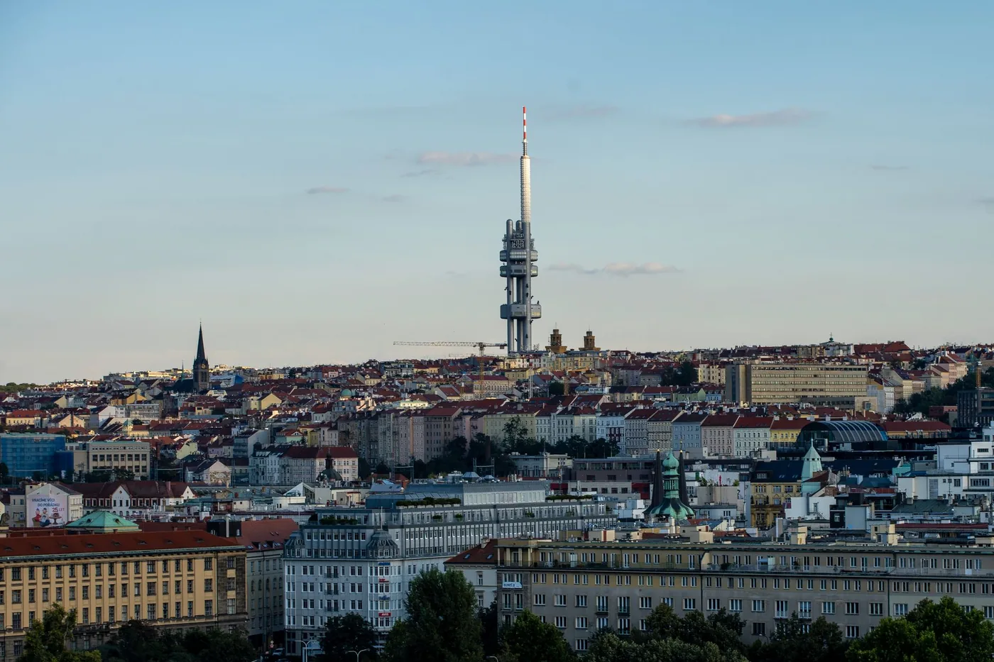 Panorama Prahy se žižkovskou věží