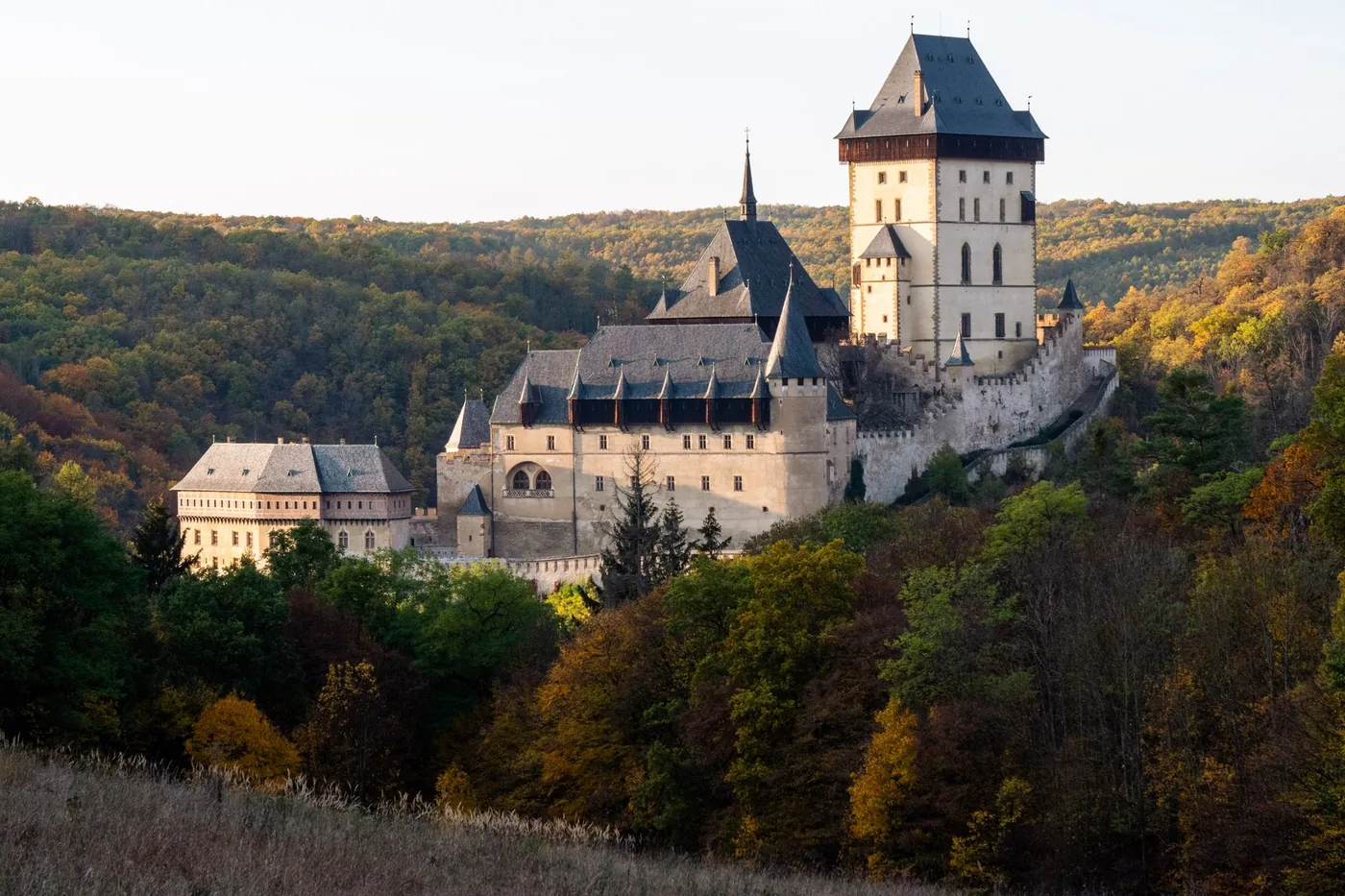 Hrad Karlštejn v podzimním listí